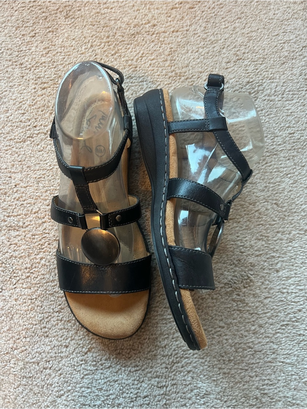Natural Soul Black Leather T-Strap Women's Sandals 8.5 Silver Medallion - Picture 6 of 14